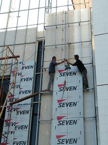 Dua tukang memasang panel ACP Seven pada dinding tinggi