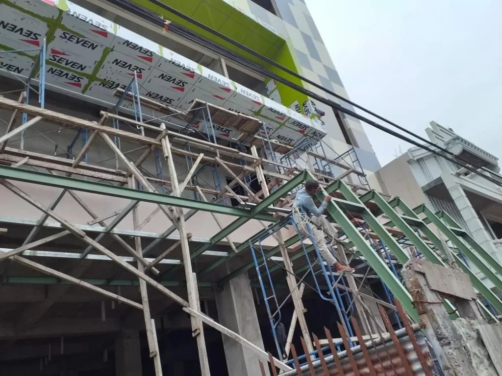 Proses pemasangan ACP Seven di lapangan