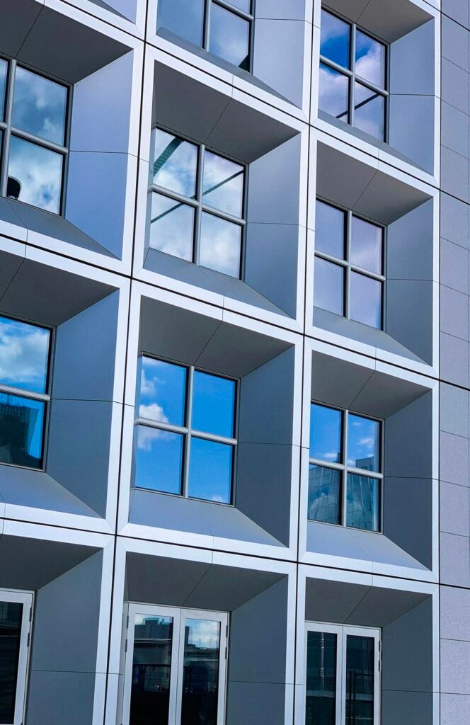Fasad gedung dengan panel aluminium dan kaca