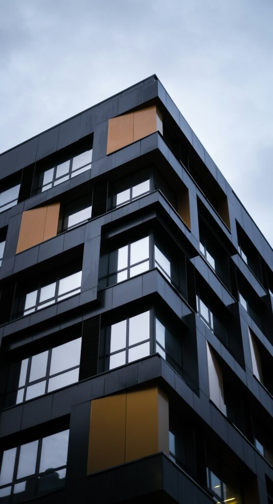 Gedung dengan fasad panel komposit aluminium warna gelap