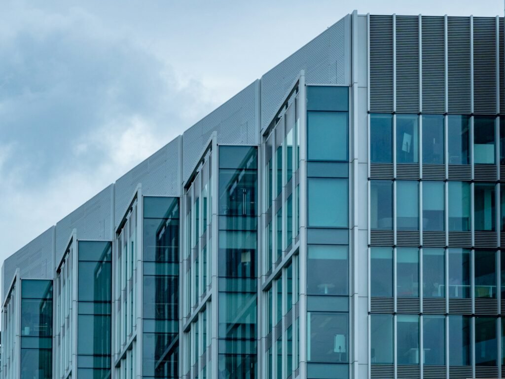 Gedung dengan fasad panel aluminium dan kaca