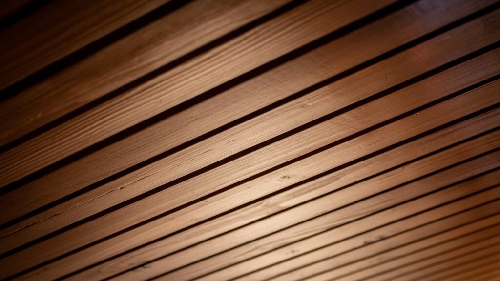 Plafon kisi-kisi bermotif kayu