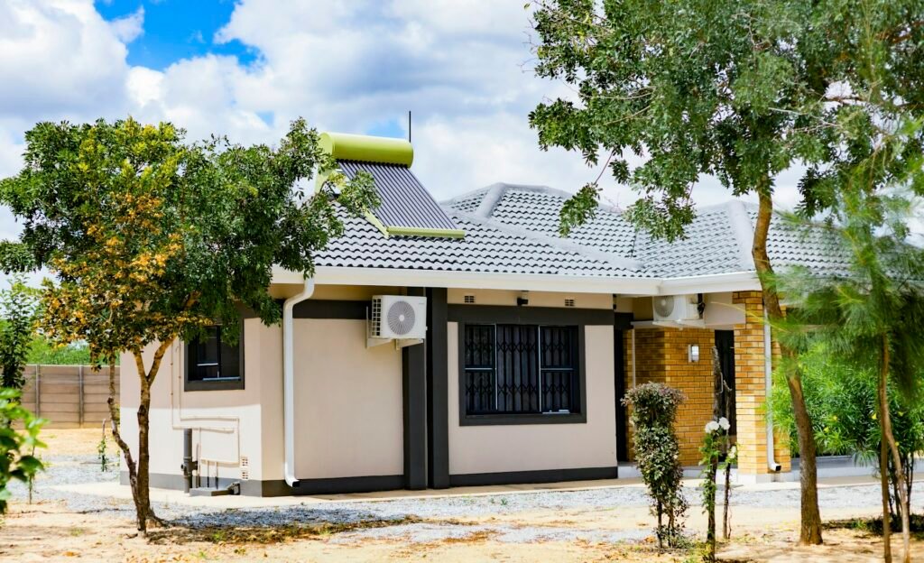 Rumah dengan dinding luar warna cream